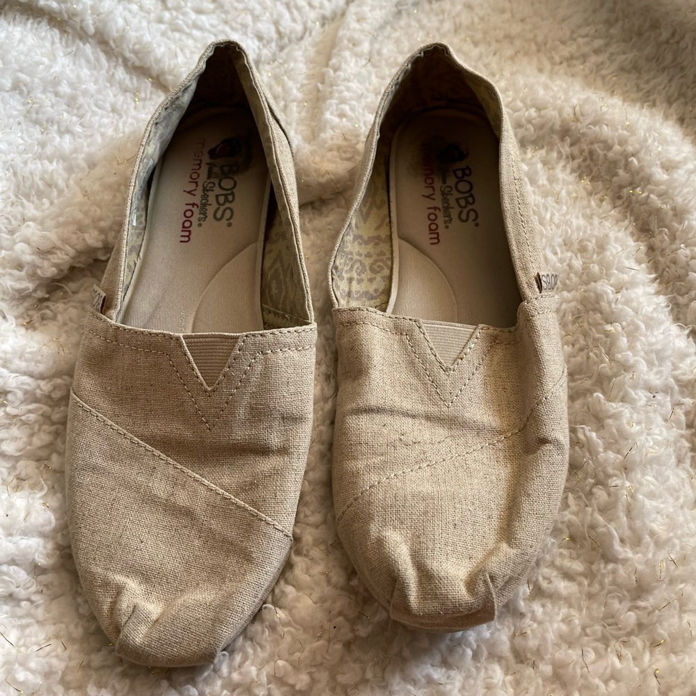 BOBS womens wize 8. Burlap material EUC no stains or rips memory foam sole